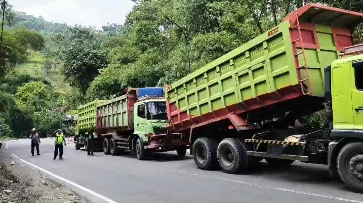 Truk Toronton Patah As di Lebak Jero Kadungora, Arus Lalu Lintas Sempat Lumpuh